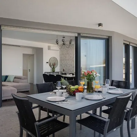 Vila Hadrie Luxury And Rova C *